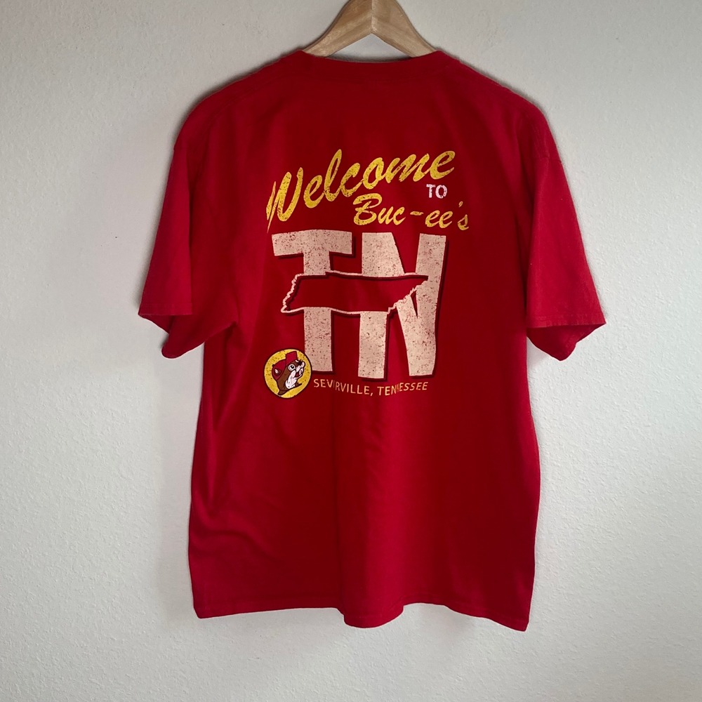Port & Company T-Shirt Mens L Red Buc-ee's Staff Sevierville Tennessee Graphic